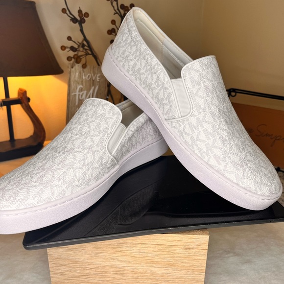 Michael Kors white Bo BO’s Women’s size 8 - Picture 2 of 3